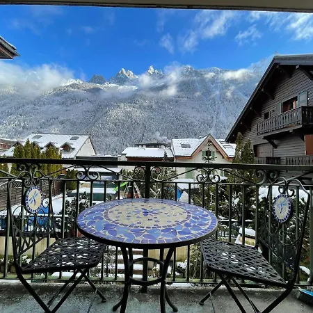 Downtown & Stunning Mountain View Apartment